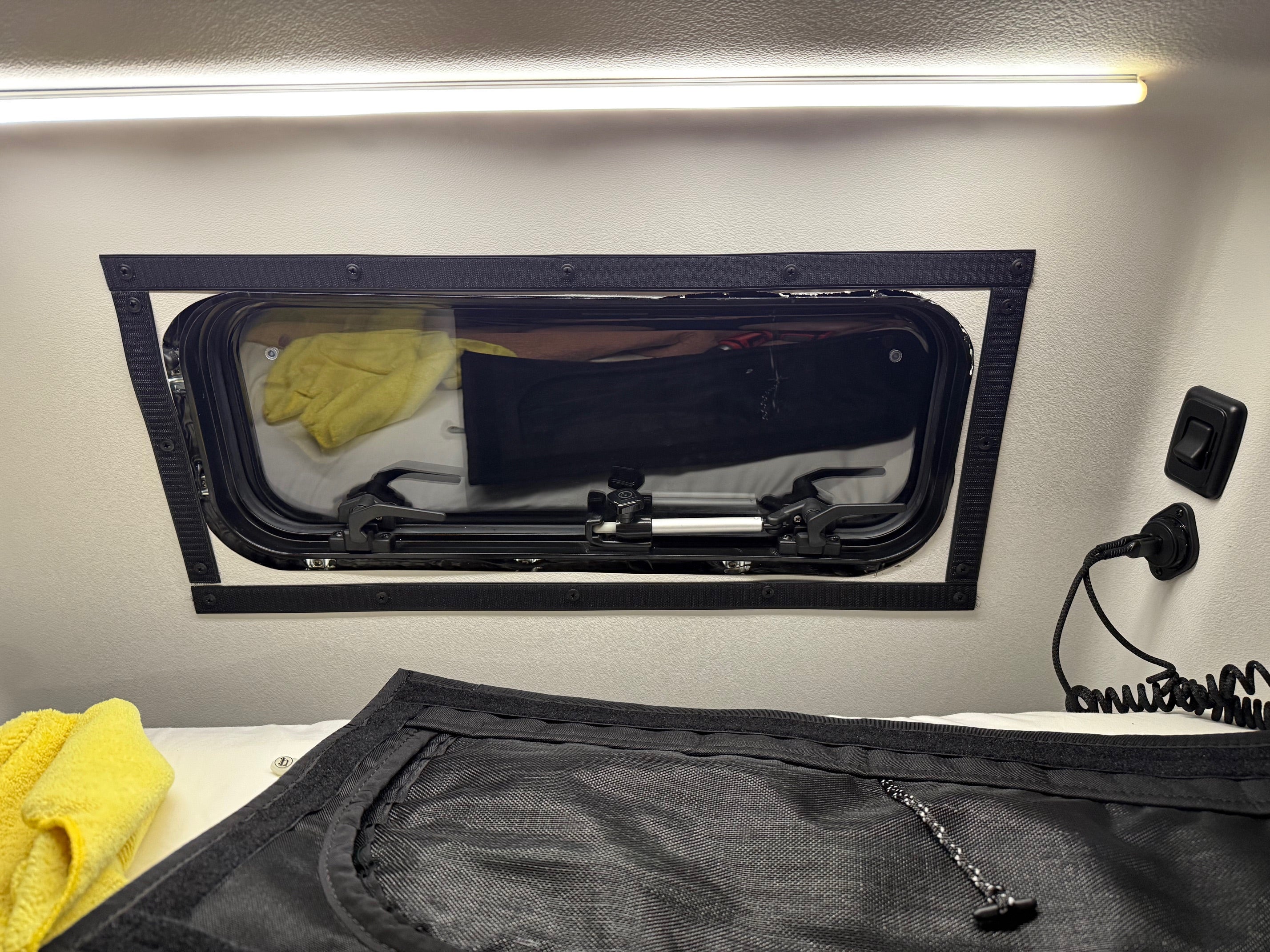 Tiffin GH1  - Bunk Window Zipper Shade
