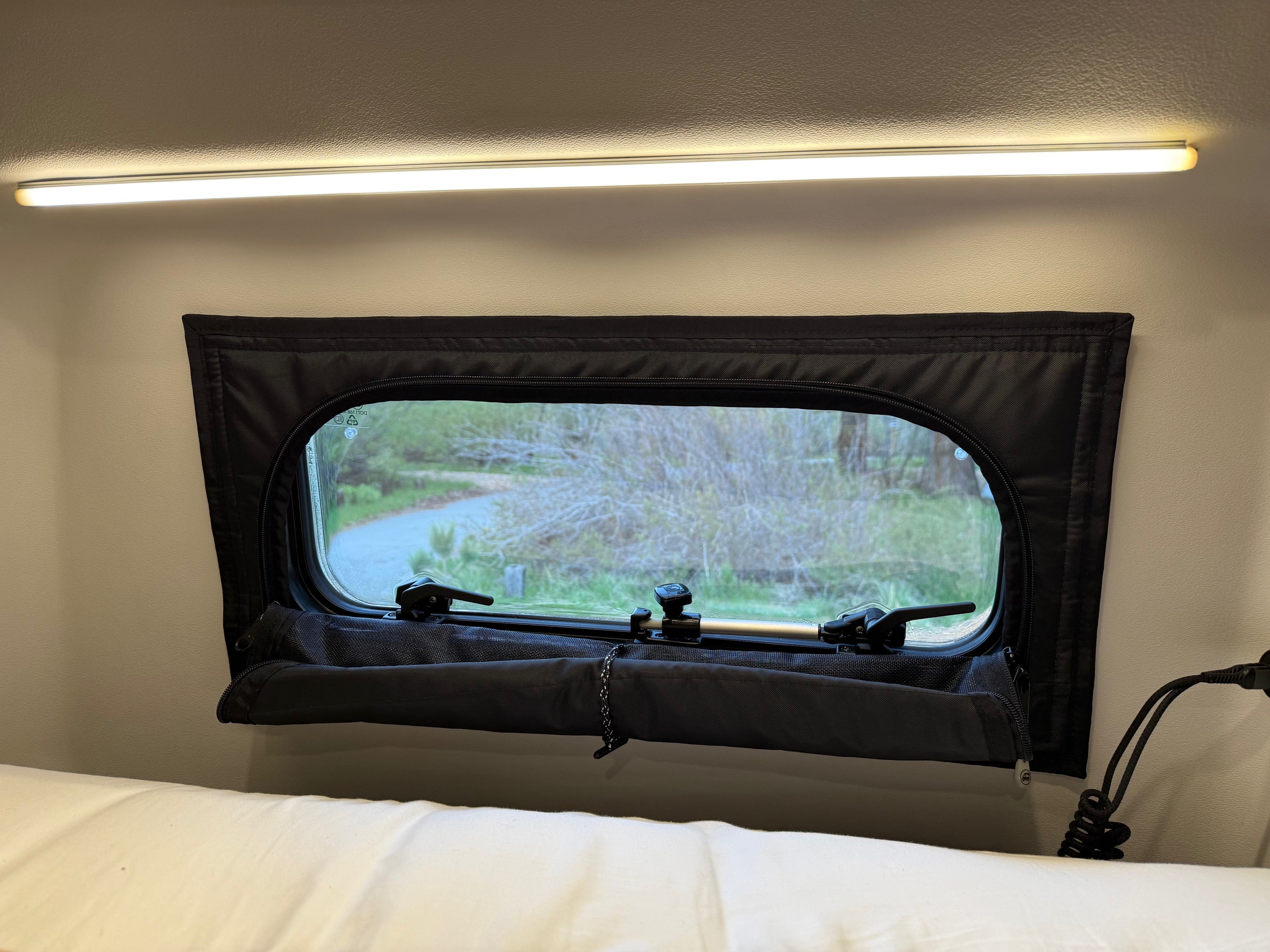 Tiffin GH1  - Bunk Window Zipper Shade