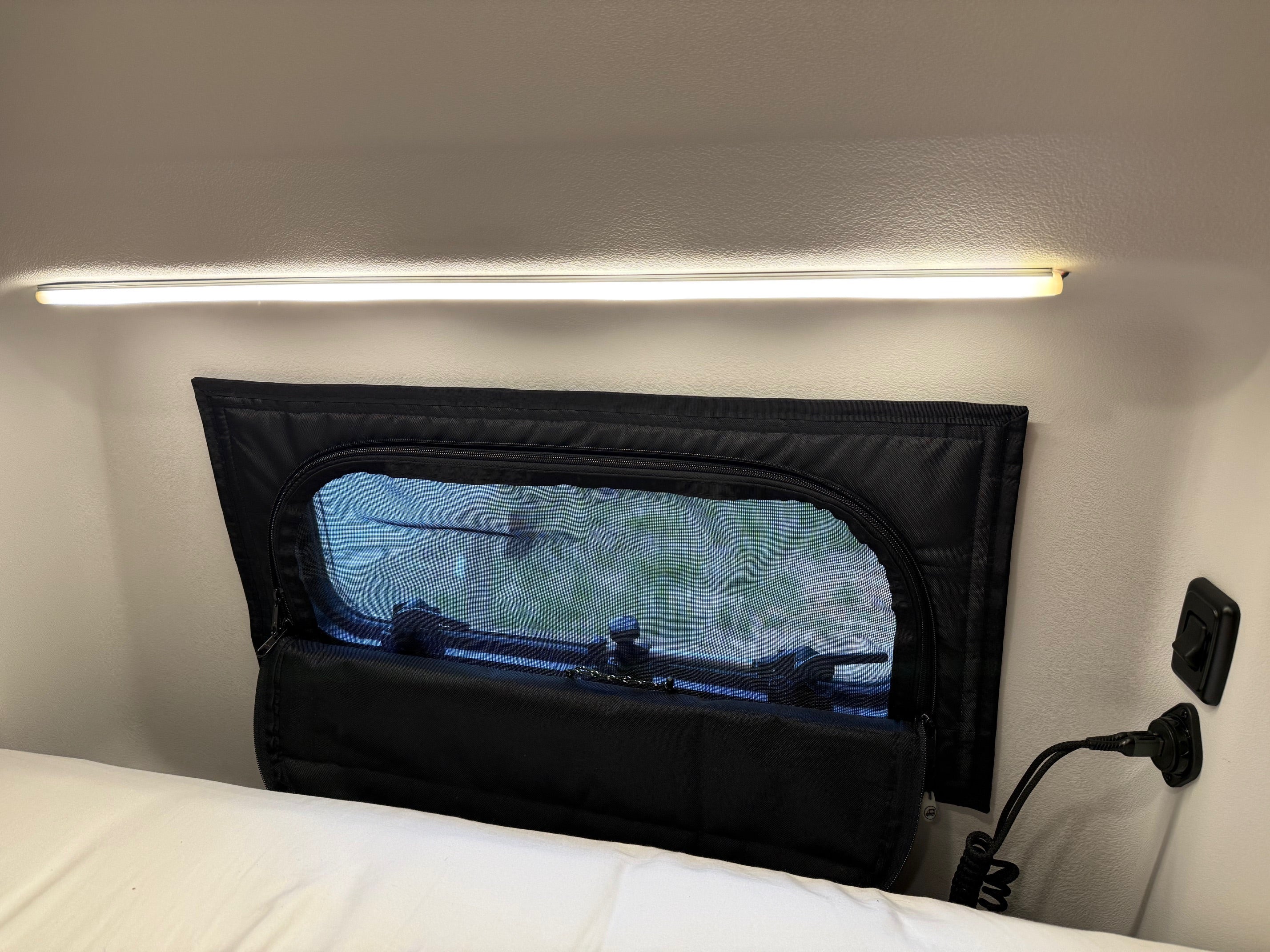 Tiffin GH1  - Bunk Window Zipper Shade