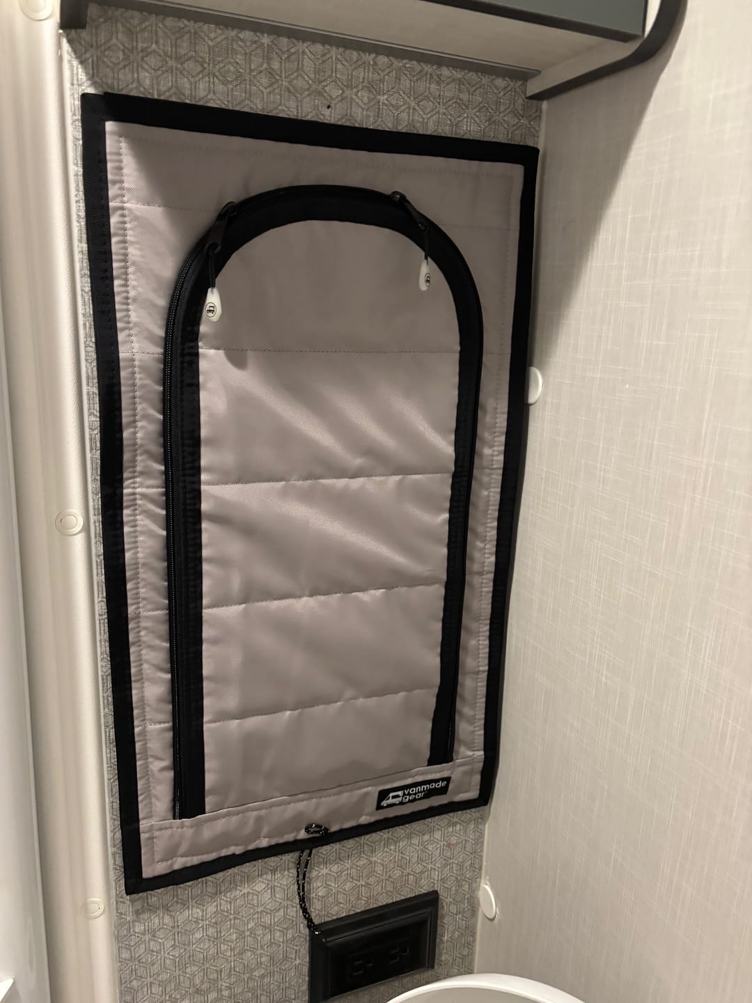 Transit Ekko - Bathroom Zipper Shade