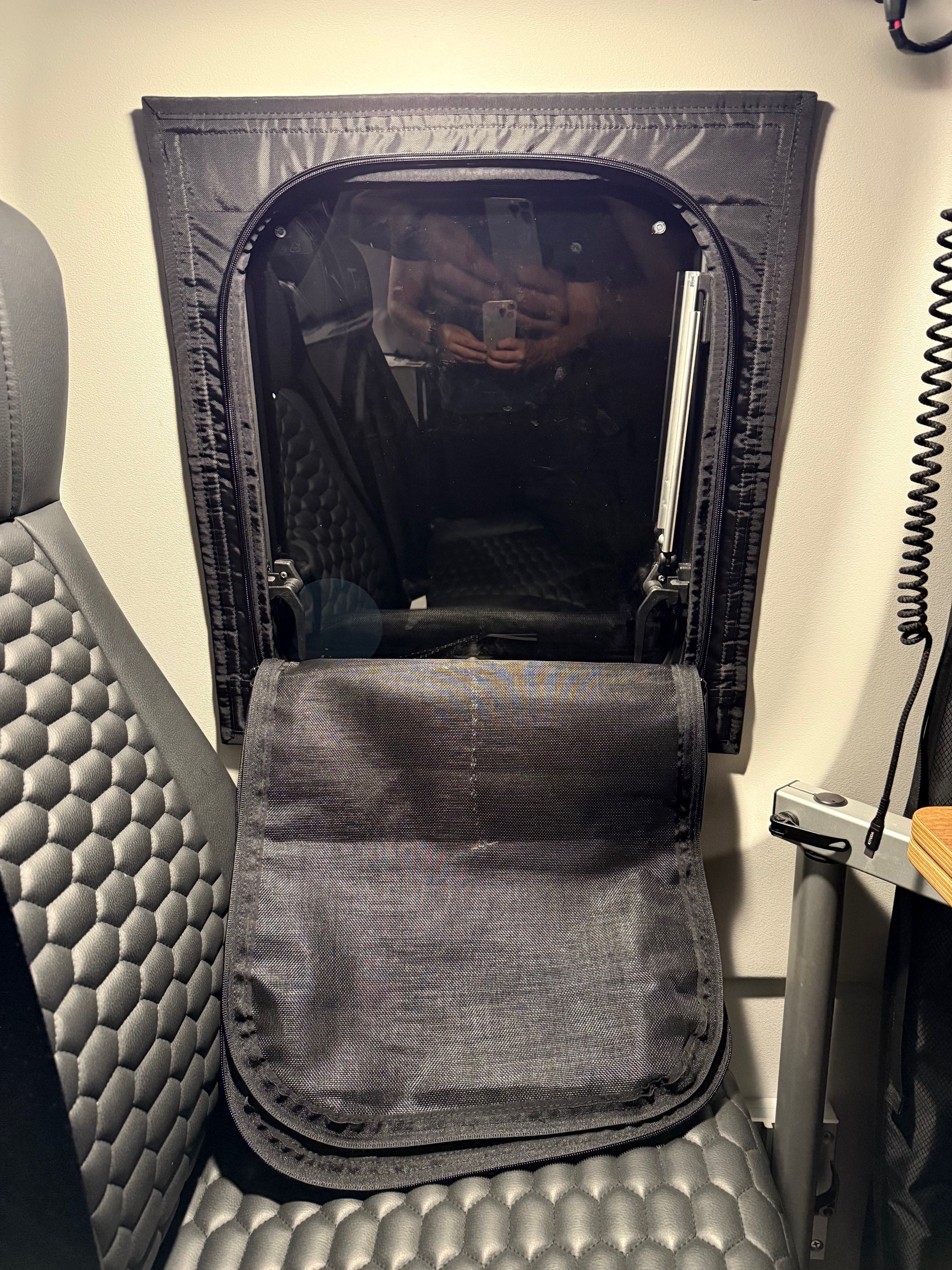 Tiffin GH1 - Dinette Zipper Shade